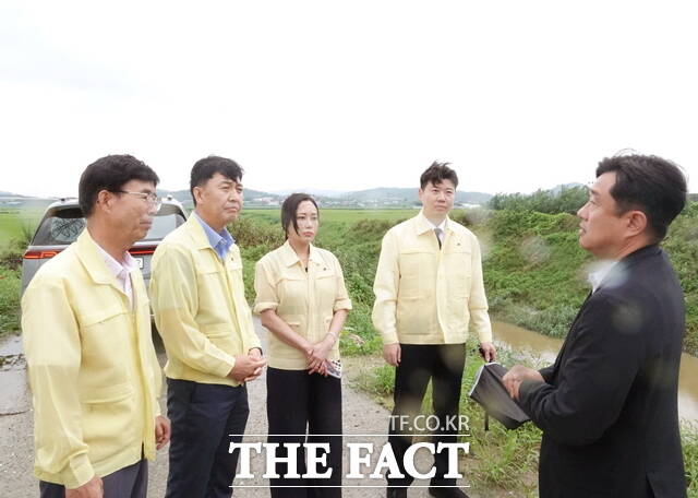 아산시의회 건설도시위원회 의원들이 선장면 홍곳리 현장에서 한국농어촌공사 관계자로부터 농업용수 공급 및 기반시설 현황에 대한 설명을 듣고 있다. /아산시의회