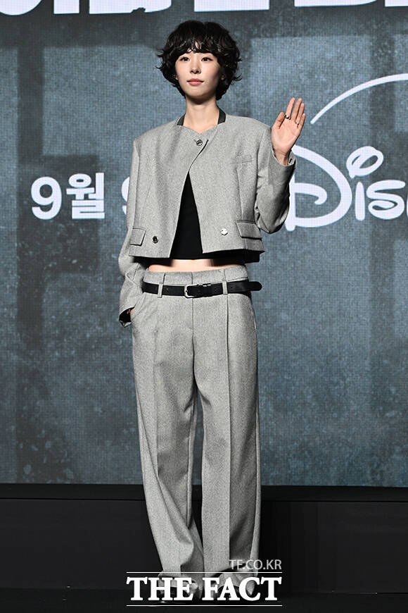 우민호 감독과 배우 차희, 노재원, 정성일, 원지안, 서은수, 우도환, 현빈, 정우성(왼쪽부터)이 2일 오전 서울 영등포구 여의도 콘래드 서울 호텔 그랜드볼룸에서 열린 디즈니+ 오리지널 시리즈 '메이드 인 코리아 시즌2' 제작발표회에 참석해 포즈를 취하고 있다. /김성렬 기자