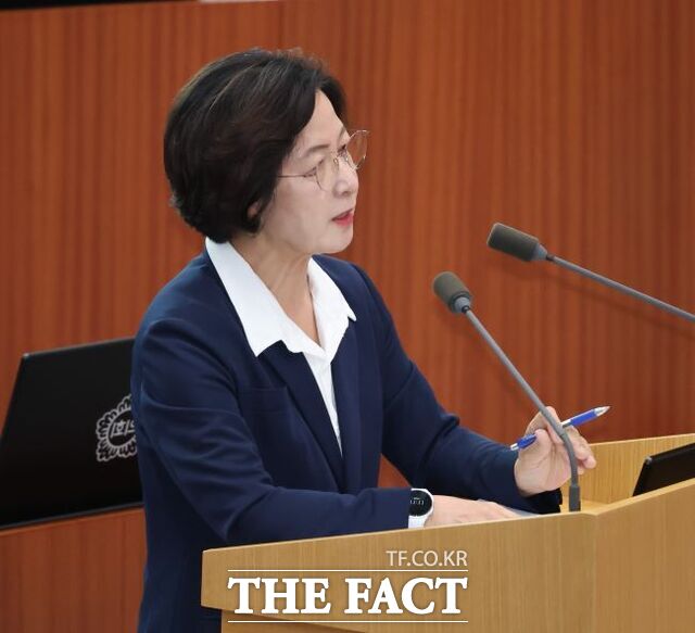 추미애 경기도지사가 2일 열린 경기도의회 첫 도정질의에 답변하고 있다. /경기도