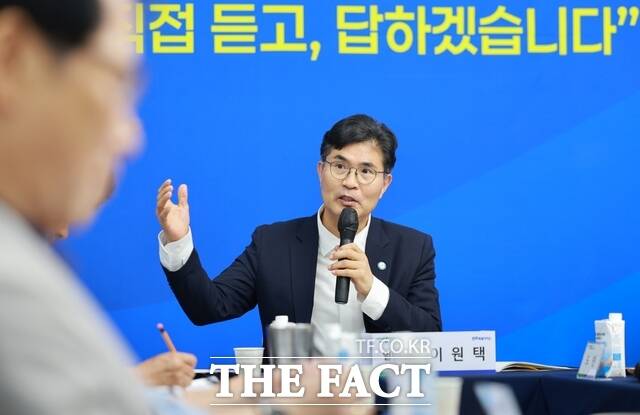 2일 전북도청사 1층에서 열린 도지사실에서 열린 도지사실이 시범 운영된 가운데 이원택 전북도지사가 직접 다양한 제안과 건의 사항을 듣고 발언하고 있다. /전북도