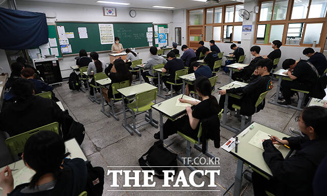 2일 오전 서울 광진구 광남고등학교에서 수험생들이 시험 준비를 하고 있다. /사진공동취재단