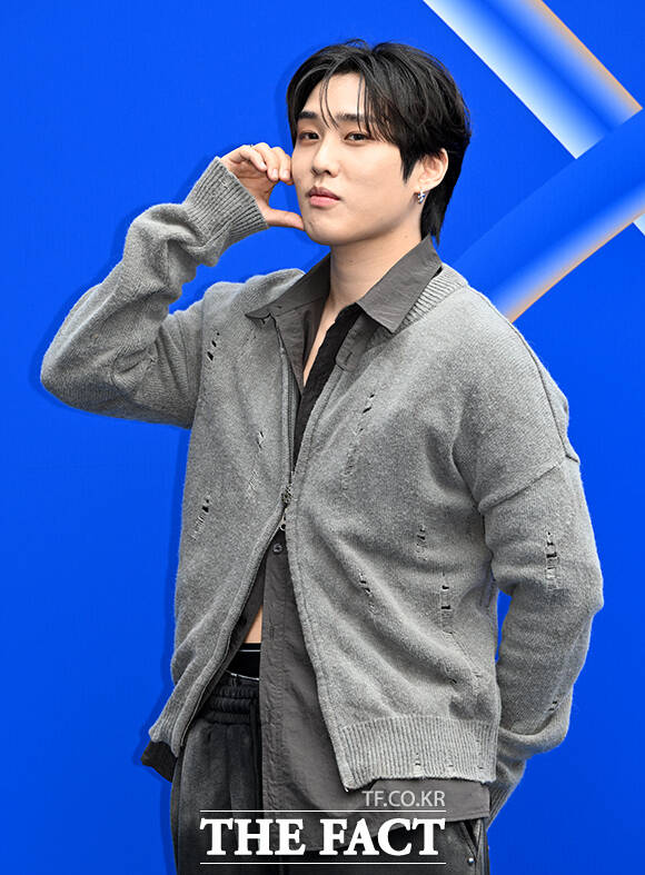 그룹 더보이즈 제이콥이 2일 오후 서울 중구 동대문디자인플라자(DDP)에서 열린 2027 S/S 서울패션위크 얼킨 포토월에 참석해 포즈를 취하고 있다. /박상민 기자