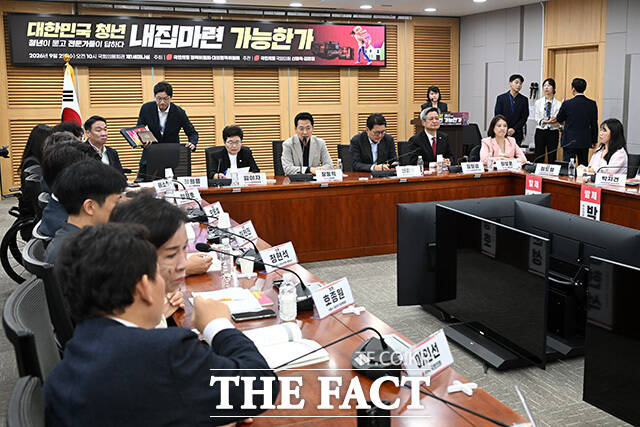 '대한민국 청년 내집마련 가능한가' 토론회 참석해 축사하는 장 대표.