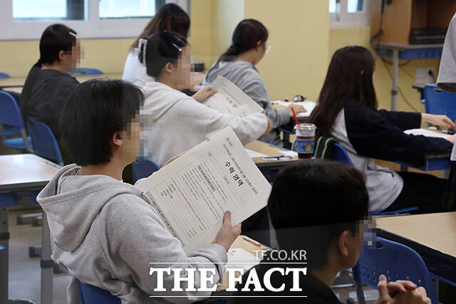 2027학년도 대학수학능력시험 9월 모의평가가 치러진 2일 오전 서울 양천구 종로학원 본원에서 수험생들이 OMR카드를 작성하고 있다. /배정한 기자