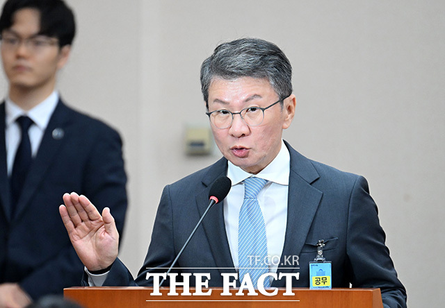 서울경찰청 금융범죄수사대는 2일 낮 12시께 업무방해 등 혐의를 받는 정몽규 전 대한축구협회장을 피의자 신분으로 불러 조사했다. 정 전 회장이 지난 7월30일 서울 여의도 국회에서 열린 문화체육관광위원회의 대한축구협회 현안 관련 청문회에 출석해 증인 선서를 하고 있다. /국회사진기자단