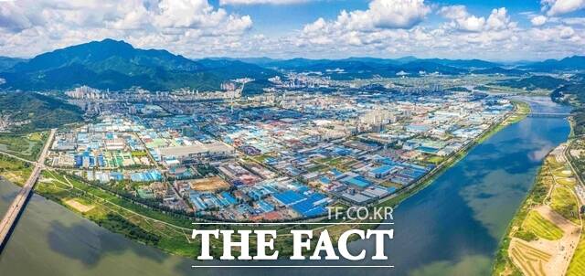 낙동강을 끼고 조성된 구미국가산업단지 전경. 구미시는 반도체·방산 등 굵직한 국책사업과 대규모 기업 투자를 잇달아 유치하며 첨단산업 중심의 산업구조 전환에 속도를 내고 있다. /구미시