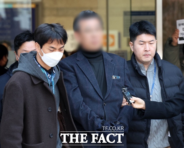 인천 강화군 중증발달장애인 거주시설 '색동원'에서 발생한 성폭력 의혹과 관련해 시설장 A 씨가 구속됐다. 사진은 A 씨 구속 전 피의자 심문(영장실질심사)을 마친 뒤 호송차량으로 이동하고 있는 모습./뉴시스