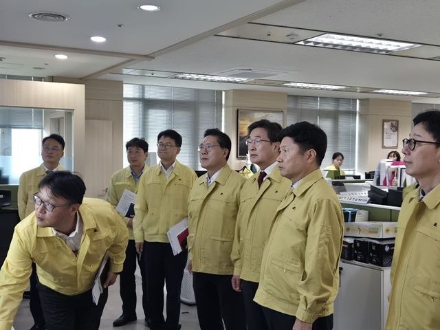 국회 외교통일위원회(외통위)가 네팔 대홍수로 연락이 두절된 우리 국민 9명의 수색·구조 상황을 재점검하기 위해 외교부를 재방문했다. /국회 외교통일위원회