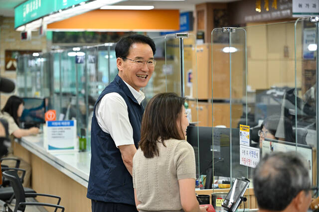 1일 첫 민원담당관으로 나선 황병직 영주시장이 민원인엔게 해당 창구를 안내하고 있다. /영주시