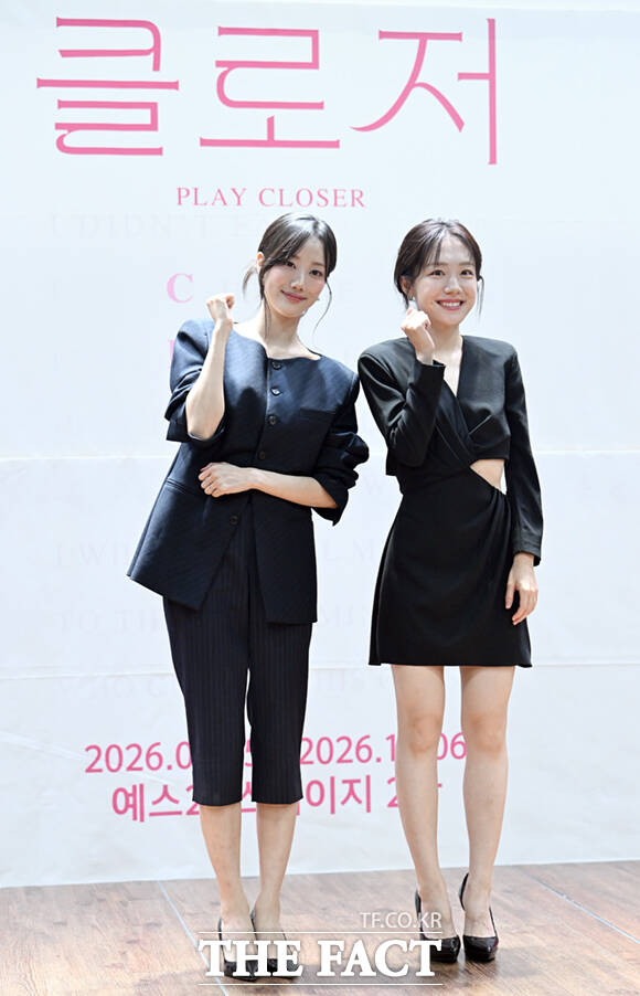 배우 이나은(왼쪽)과 소주연이 2일 오후 서울 종로구 대학로 이음아트홀에서 열린 연극 '클로저' 제작발표회에 참석해 포즈를 취하고 있다. /이새롬 기자