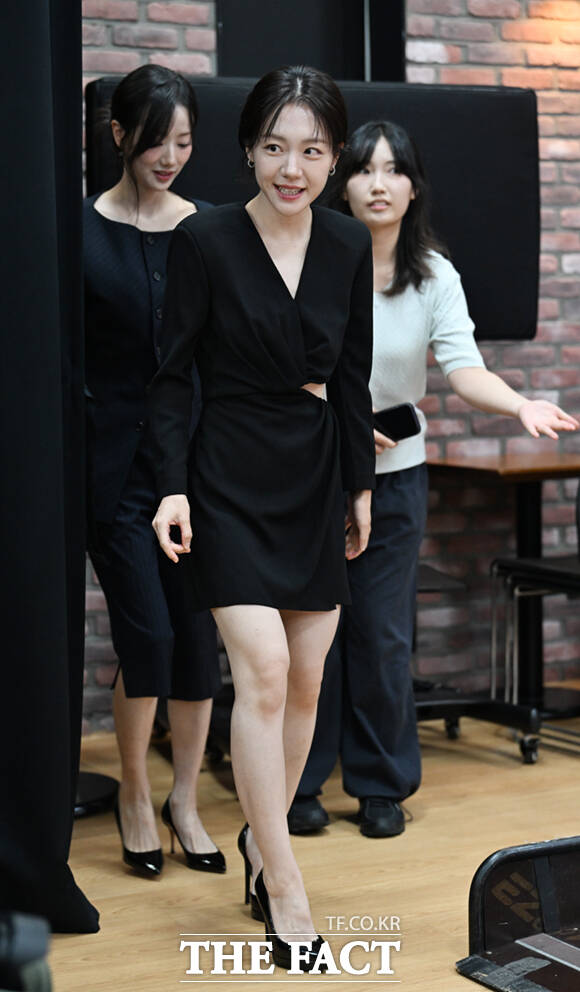 배우 이나은(왼쪽)과 소주연이 2일 오후 서울 종로구 대학로 이음아트홀에서 열린 연극 '클로저' 제작발표회에 참석해 포즈를 취하고 있다. /이새롬 기자