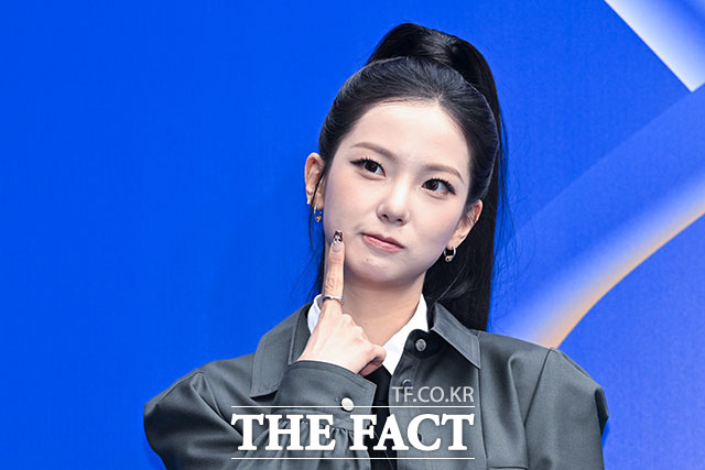 그룹 케플러의 최유진이 2일 오후 서울 중구 동대문디자인플라자(DDP)에서 열린 2027 S/S 서울패션위크 데일리미러 포토월에 참석해 포즈를 취하고 있다. /서예원 기자