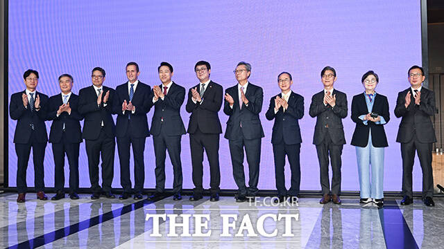 내빈들이 기념사진을 찍고 있다. 왼쪽부터 김현기 강남구청장, 이범헌 한국문화예술위원회 위원장, 이형천 신세계 프라퍼티 CEO, 패트릭 리 프리즈 서울 디렉터, 사이먼 폭스 프리즈 CEO, 오세훈 시장, 최휘영 장관, 이성훈 한국화랑협회 회장, 양종희 KB 금융그룹 회장, 김성희 국립현대미술관 관장, 조상현 코엑스 사장.