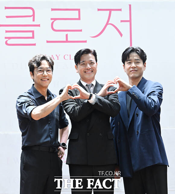 배우 홍종현과 강영석, 이도윤(왼쪽부터)이 2일 오후 서울 종로구 대학로 이음아트홀에서 열린 연극 '클로저' 제작발표회에 참석해 포즈를 취하고 있다.