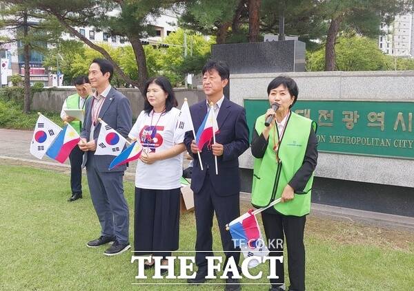 호국보훈기념사업회 글로벌봉사단이 2일 대전시청 남문 앞에서 3박 5일간 필리핀 마닐라와 바꼴 일원에서 6·25 참전용사 위문과 수해지역 긴급구호 봉사 등 필리핀 해외 봉사 원정길에 올랐다. 이나영 대전시의회 교육위원장(오른쪽)이 봉사원정에 관한 인사말을 하고 있다. /선치영 기자