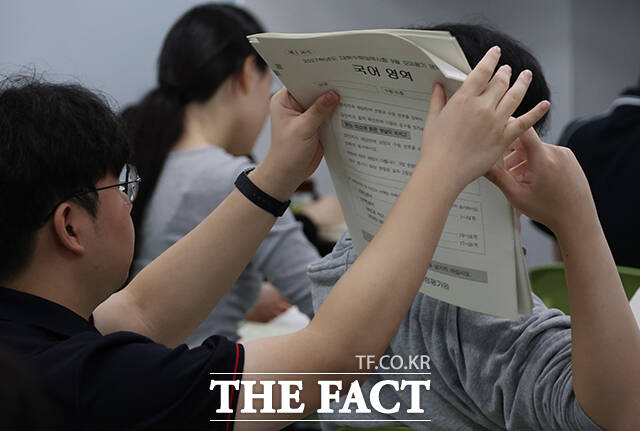 광남고등학교에서 수험생들이 시험지를 넘기고 있다. /사진공동취재단
