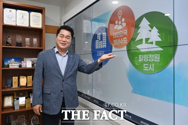 박준희 관악구청장이 2일 오후 서울 관악구 구청 집무실에서 더팩트와 인터뷰에 앞서 포즈를 취하고 있다. /남윤호 기자
