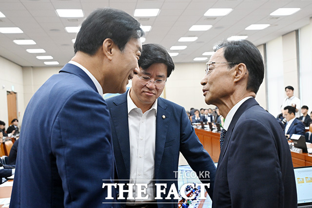 국민의힘이 3일 단일종목 레버리지 ETF 도입을 둘러싼 정책 결정 과정과 책임 소재 규명을 위한 국정조사를 추진한다. 사진은 서일준 야당 간사와 박상혁 여당 간사, 유동수 정무위원장(왼쪽부터)이 지난 7월 28일 오전 서울 여의도 국회에서 열린 정무위원회 전체회의에서 대화를 나누는 모습. /남용희 기자