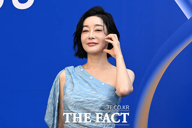 배우 김혜은이 3일 오후 서울 중구 동대문디자인플라자(DDP)에서 열린 2027 S/S 서울패션위크 므아므 포토월에 참석해 포즈를 취하고 있다. /김성렬 기자
