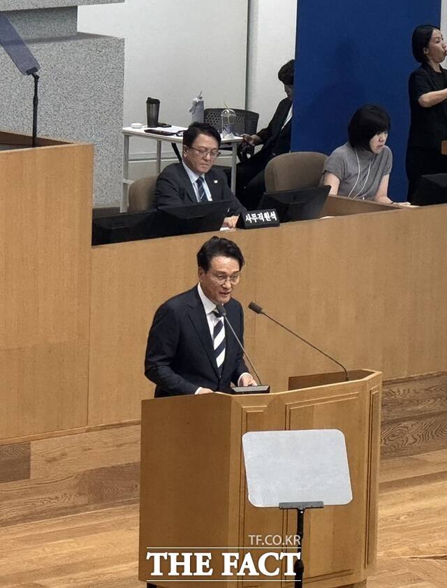 3일 경기도의회 본회의장에서 안민석 경기도교육감이 답변을 하고있다. /김선우 기자