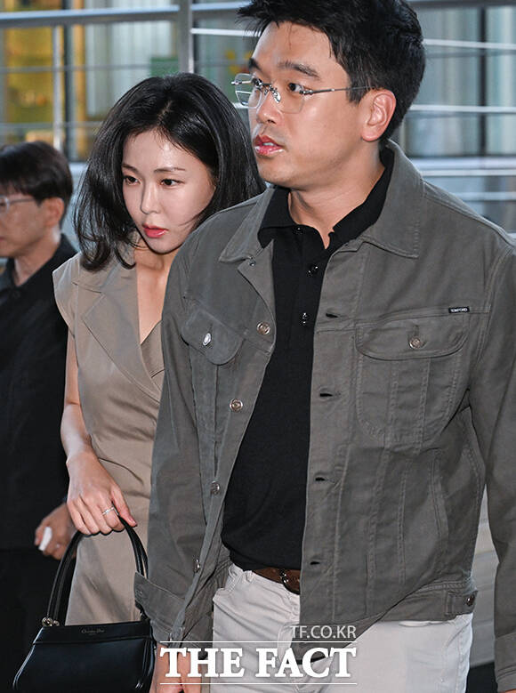 이재현 CJ 그룹 회장의 장남 이선호 CJ 미래기획그룹장(오른쪽)과 아내 이다희 전 아나운서가 2일 서울 용산구 리움미술관에서 열린 'CJ 나이트 인 셀러브레이션 오브 프리즈 서울'에 참석하고 있다. /박상민 기자