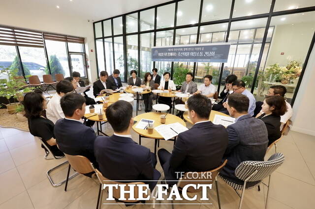 3일 천안시의회 초선의원들이 의장단과 간담회를 갖고 의정활동 애로사항과 개선 방안을 논의하고 있다. /천안시의회
