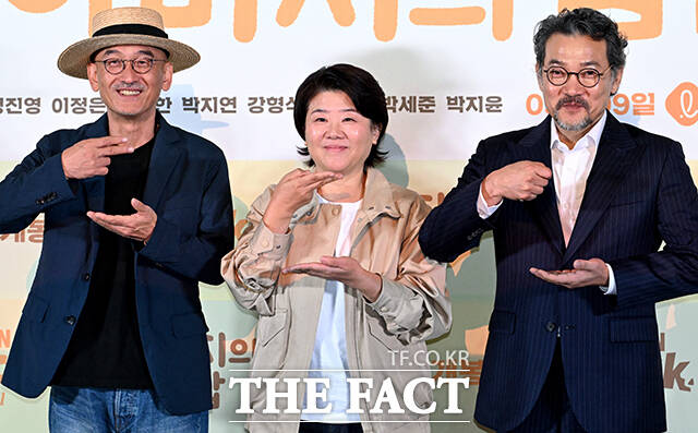이준익 감독, 배우 이정은, 정진영(왼쪽부터)이 3일 오후 서울 송파구 롯데시네마 월드타워에서 열린 숏드라마 '아버지의 집밥' 언론시사회 및 기자간담회에 참석해 포즈를 취하고 있다. /박상민 기자