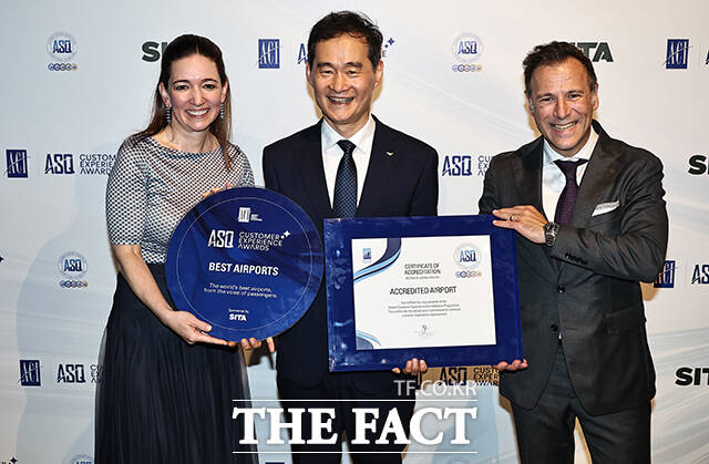 ‘제8회 글로벌 고객경험 서밋(Global Customer Experience Summit)’ 시상식에서 세계공항서비스평가(ASQ) Accreditation 부문을 수상한 인천국제공항. 왼쪽부터 발레리 생제임스 ACI 마켓리서치 및 전략본부장, 김 직무대행, 디미트리 콜 ACI선임부사장 겸 최고제품·서비스책임자. /이스탄불=공항사진기자단