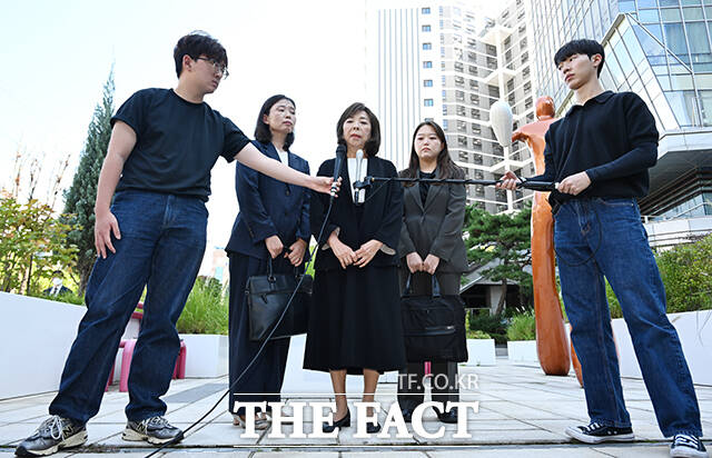 LG그룹 고(故) 구본무 회장의 부인 김영식 여사가 3일 오후 서울 서초구 서울가정법원에서 열린 LG 구광모 회장에 대한 파양 재판을 마치고 입장을 밝히고 있다. /박헌우 기자