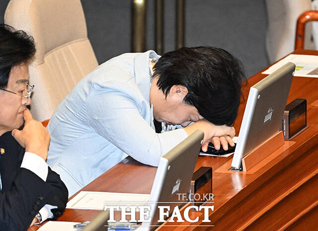 서영교 법사위원장이 3일 오후 서울 여의도 국회에서 열린 본회의에 참석해 생각에 잠겨 있다. /국회=배정한 기자
