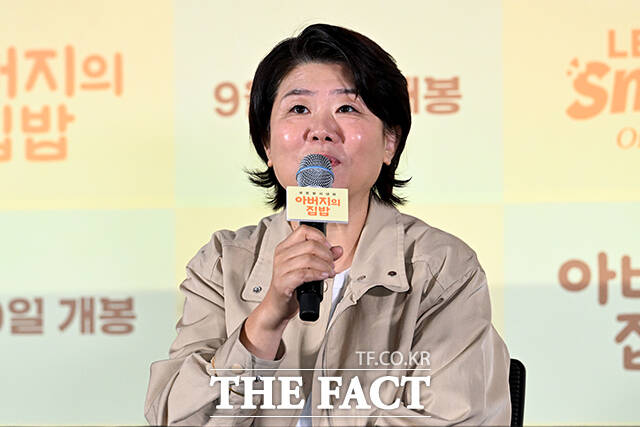 이준익 감독, 배우 이정은, 정진영(왼쪽부터)이 3일 오후 서울 송파구 롯데시네마 월드타워에서 열린 숏드라마 '아버지의 집밥' 언론시사회 및 기자간담회에 참석해 포즈를 취하고 있다. /박상민 기자