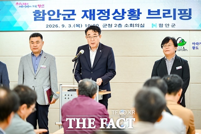 차석호 함안군수가 재정상황 브리핑을 하고 있다. /함안군