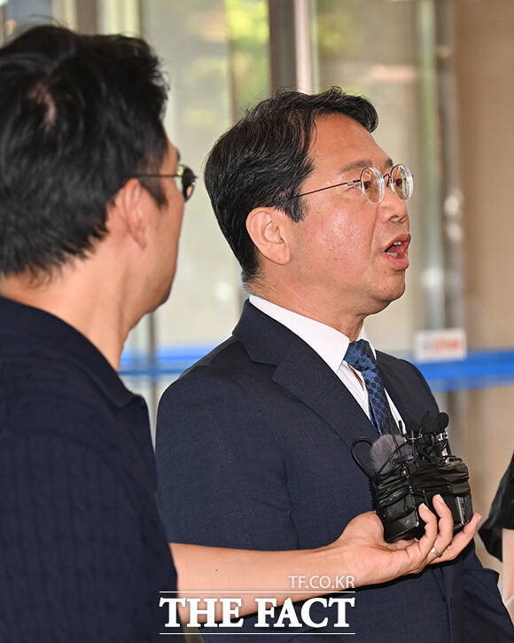 김 후보자가 취재진의 질의에 답하고 있다.