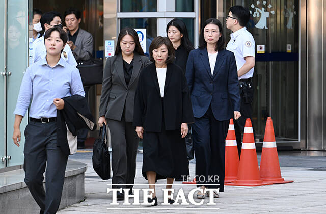 LG그룹 고(故) 구본무 회장의 부인 김영식 여사가 3일 오후 서울 서초구 서울가정법원에서 열린 LG 구광모 회장에 대한 파양 재판을 마치고 입장을 밝히고 있다. /박헌우 기자