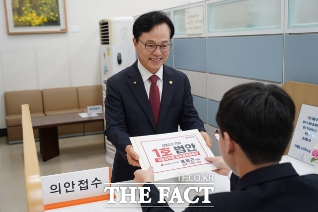 윤용근 국민의힘 의원이 3일 국회 의안접수처에 1호 법안으로 '지방자치법 개정안'을 접수하고 있다. /윤용근 의원실
