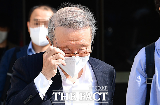 서울 강남경찰서는 홍원식 전 남양유업 회장의 부인 이모 전 남양유업 고문과 아들 홍모 전 남양유업 상무를 업무상 배임 혐의로 입건했다고 3일 밝혔다. 사진은 홍 전 회장이 지난 2022년 6월 서울중앙지법에서 열린 남양유업 경영권 관련 재판에 출석한 뒤 법원을 나서는 모습. /임영무 기자