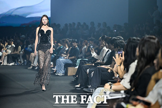 2027 S/S 서울패션위크 켈리신 쇼가 3일 오후 서울 중구 동대문디자인플라자(DDP)에서 열린 가운데 모델들이 런웨이를 걷고 있다. /서예원 기자