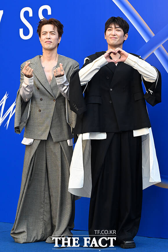 가수 이혁(왼쪽)과 정모가 3일 오후 서울 중구 동대문디자인플라자(DDP)에서 열린 2027 S/S 서울패션위크 므아므 포토월에 참석해 포즈를 취하고 있다. /김성렬 기자