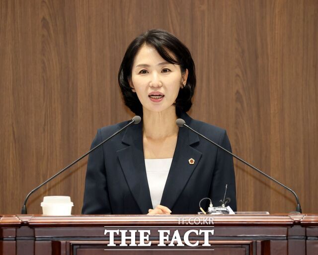 충남도의회 제371회 임시회 제3차 본회의에서 윤재은 의원이 도정질문을 진행하고 있다. /충남도의회