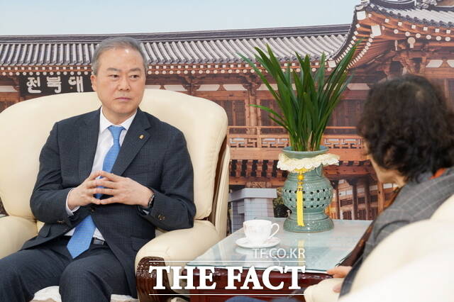 지난 1월 31일 오전 전주시 덕진구 금암동 전북대학교 총장실에서 양오봉 전북대 총장이 병오년 새해를 맞아 <더팩트> 전북취재본부와 대면 인터뷰를 하고 있다. /전주=김수홍 기자