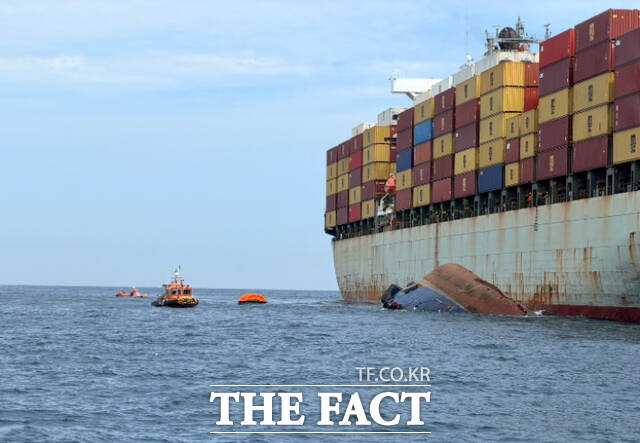 2일 부산 오륙도 남동방 9km 해상에 286t급 예인선이 침몰해 있다. /부산해양경찰서