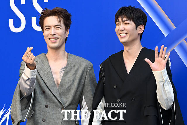가수 이혁(왼쪽)과 정모가 3일 오후 서울 중구 동대문디자인플라자(DDP)에서 열린 2027 S/S 서울패션위크 므아므 포토월에 참석해 포즈를 취하고 있다. /김성렬 기자