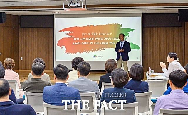 김홍열 청양군수가 2일 충남사회적경제혁신타운 대회의실에서 간부 공무원 소통 간담회를 열고 민선9기 군정 방향과 주요 현안을 공유했다. /청양군