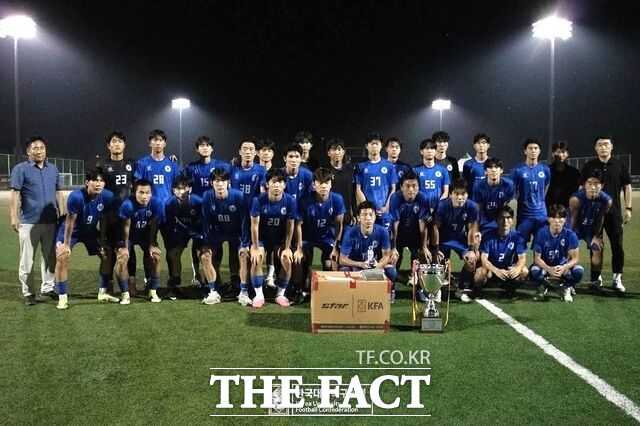 배재대 축구부가 ‘제21회 죽죽장군기 1·2학년 대학축구연맹전’에서 최종 3위를 차지한 후 기념촬영을 하고 있다. /배재대