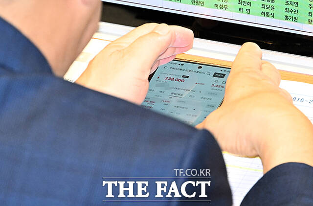 맹성규 더불어민주당 의원이 3일 오후 서울 여의도 국회에서 열린 본회의에 참석해 주식 앱(App)을 확인하고 있다. /국회=배정한 기자