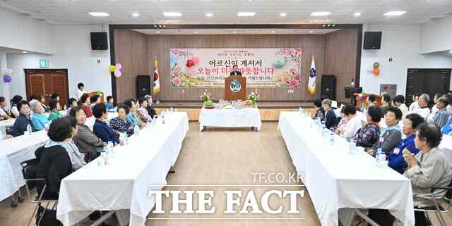 3일 군위군 농업기술센터 대강당에서 열린 ‘어르신 사랑나눔 효행사’에서 지역 어르신과 생활개선회원들이 함께하며 뜻깊은 시간을 보내고 있다. 이날 행사는 선비춤·판소리 공연과 장기자랑, 노래자랑 등으로 흥겨운 화합의 장을 만들었다. /군위군
