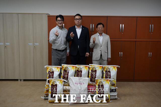 2일 명민식 충남도립대 교수(가운데)가 청양군자원봉사센터를 찾아 쌀 240kg을 기탁하고 있다. /충남도립대