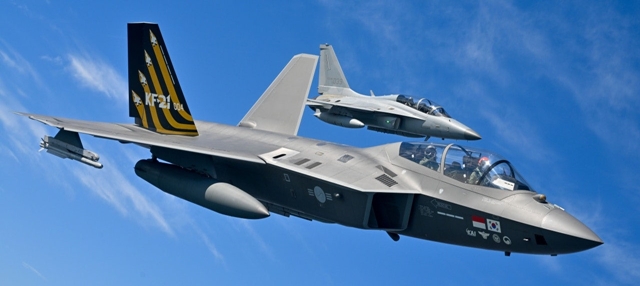 KF-21(앞), FA-50(뒤) 비행 사진. /KAI