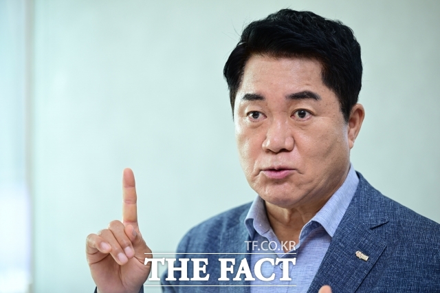 박준희 관악구청장이 2일 오후 서울 관악구 구청 집무실에서 더팩트와 인터뷰를 하고 있다. /남윤호 기자