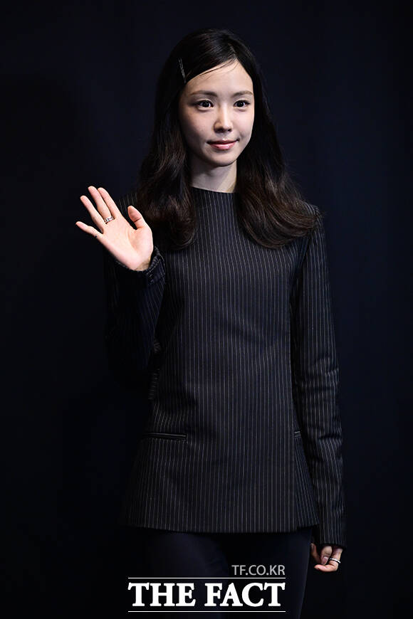 배우 손나은.